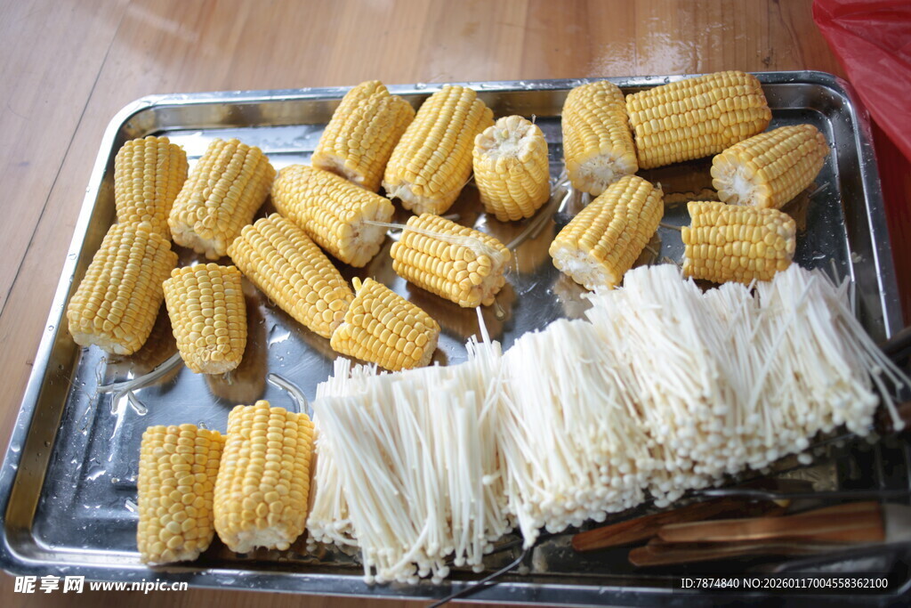 烤玉米与金针菇美食组合