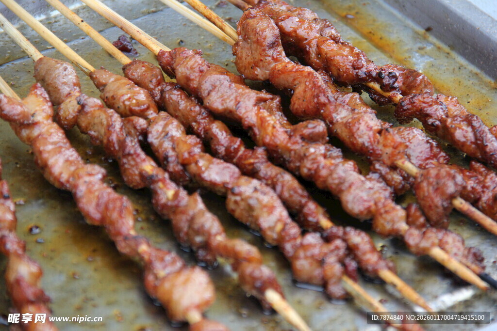 美味羊肉串诱人烤制中