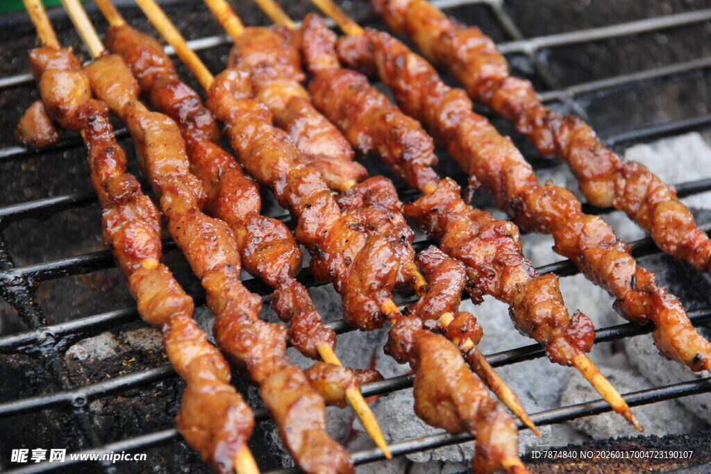 炭火上的美味烤肉串