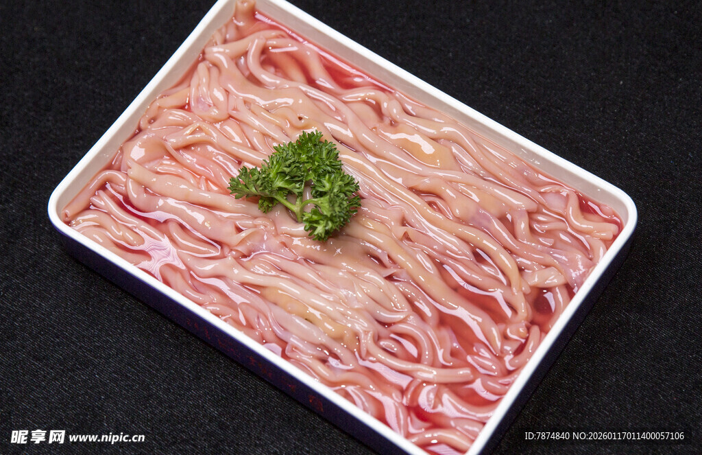 鲜切羊肉卷 点缀翠绿香菜