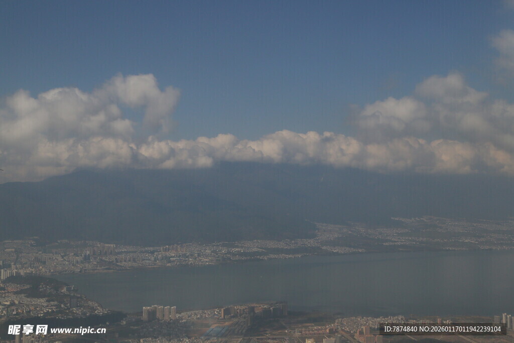 高空俯瞰山川云海美景