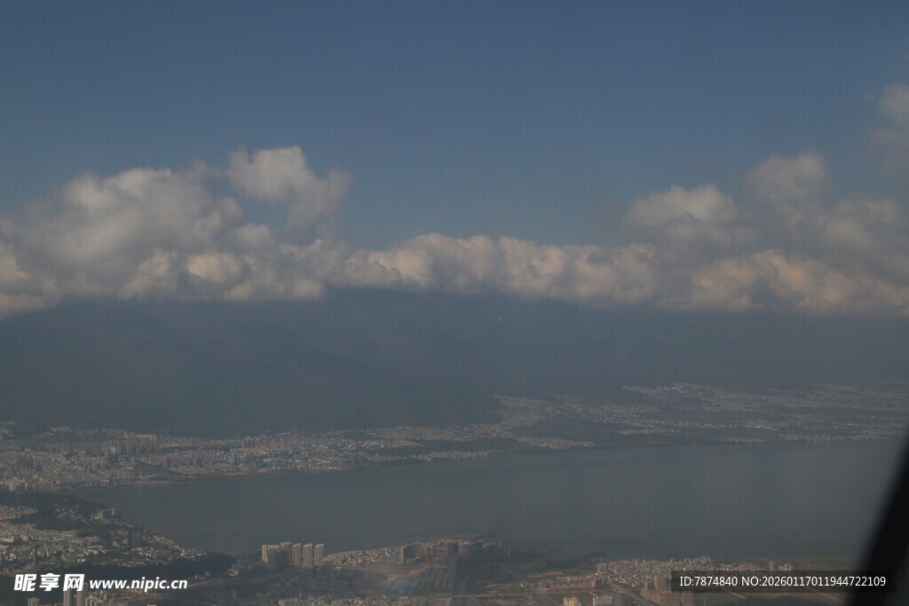 高空俯瞰城市与远山景色