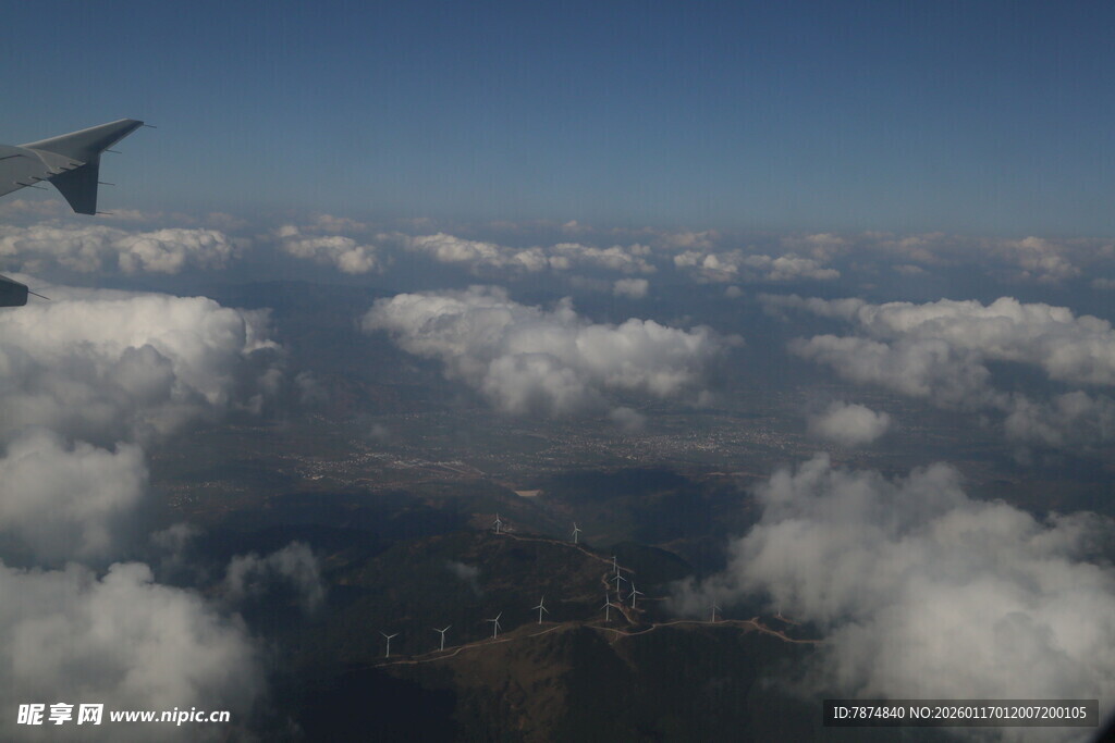 高空俯瞰云海与飞机
