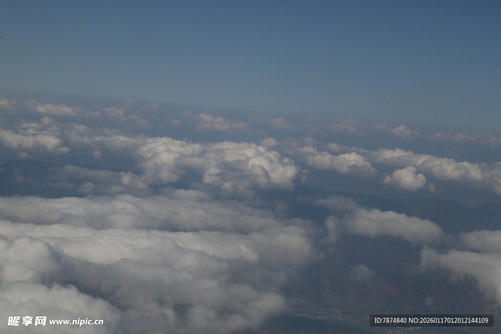 高空俯瞰蓬松云海