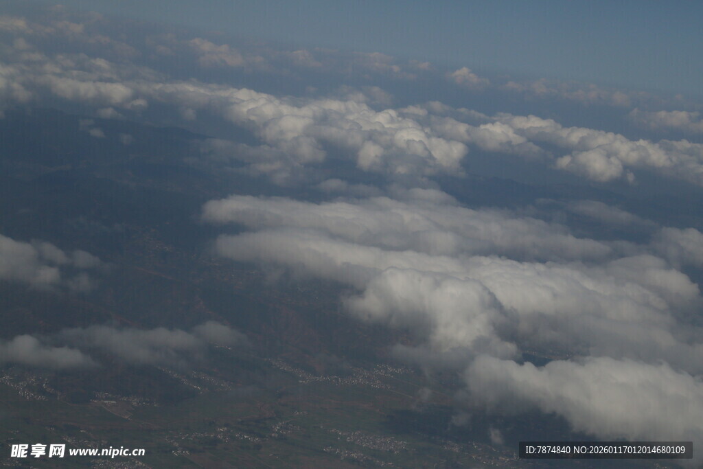 高空俯瞰蓬松云朵景观