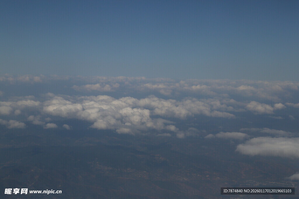 高空俯瞰云海壮丽景观