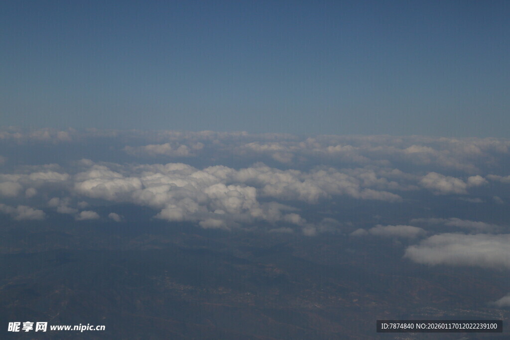 高空俯瞰云海壮丽景象