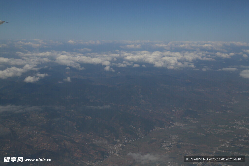 高空俯瞰云海山川景色
