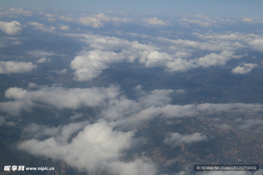 高空俯瞰云海壮丽景观