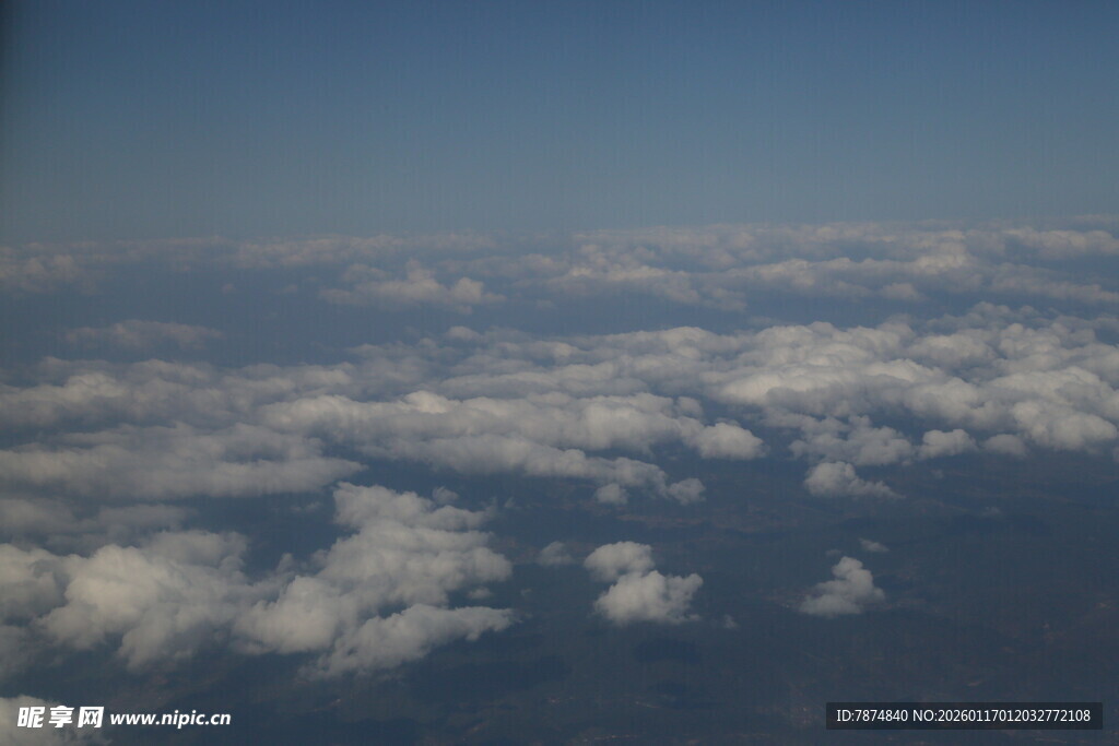 高空俯瞰云海美景