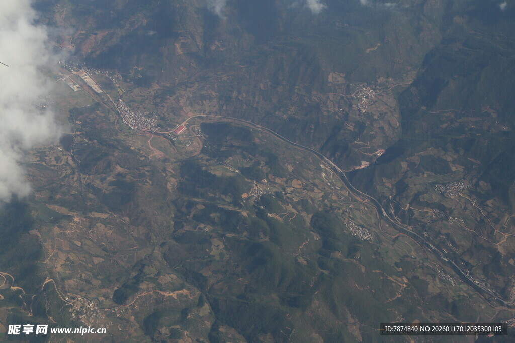 高空俯瞰山川景色