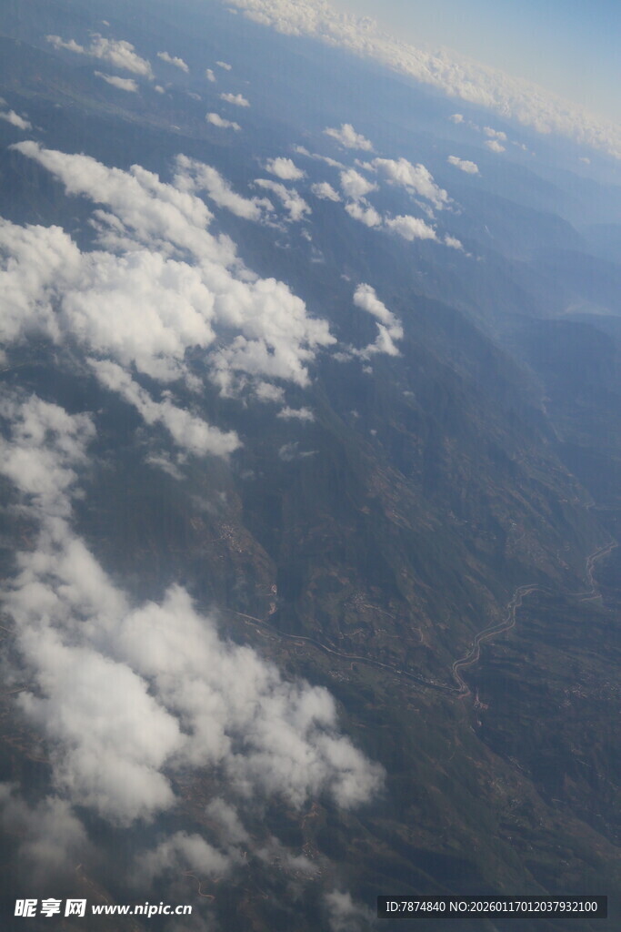 高空俯瞰云海山川美景