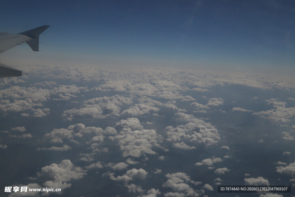 高空俯瞰云海美景