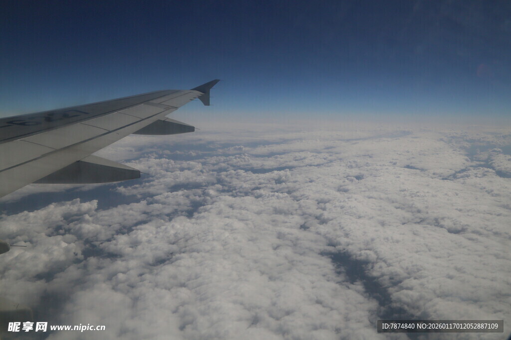 高空俯瞰飞机机翼与云海