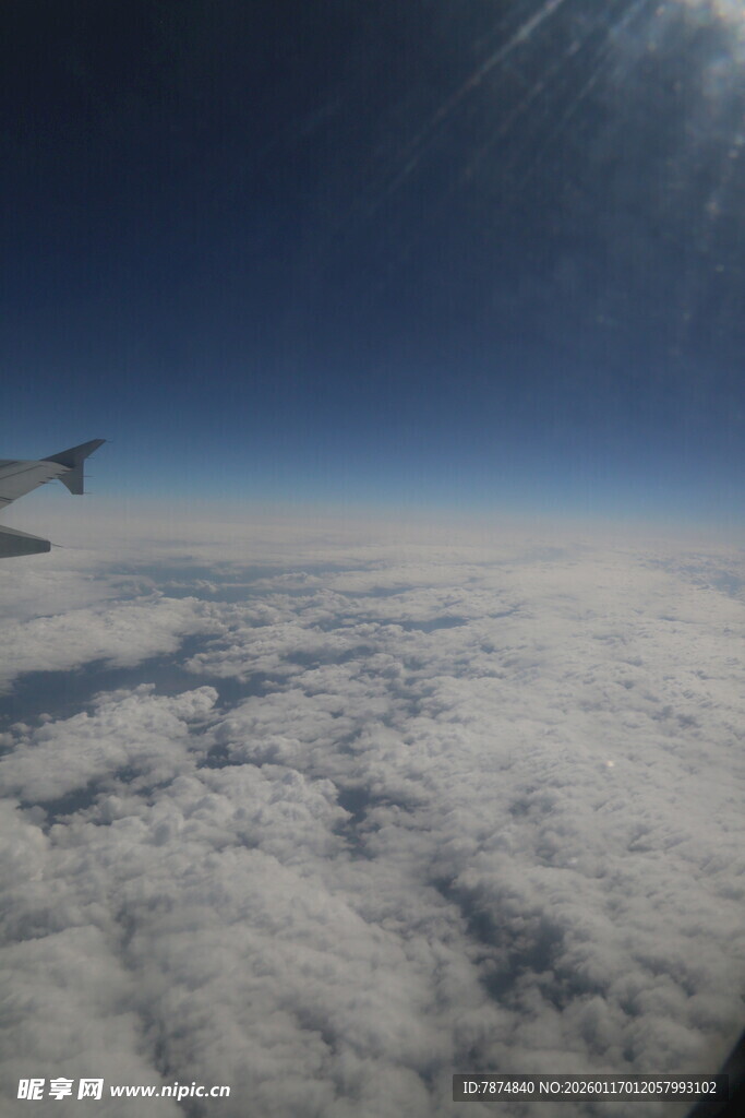 高空俯瞰云海与飞机