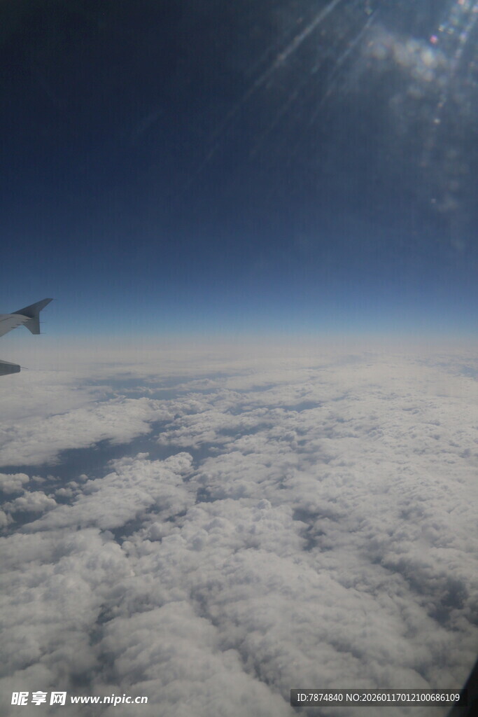 高空俯瞰云海美景