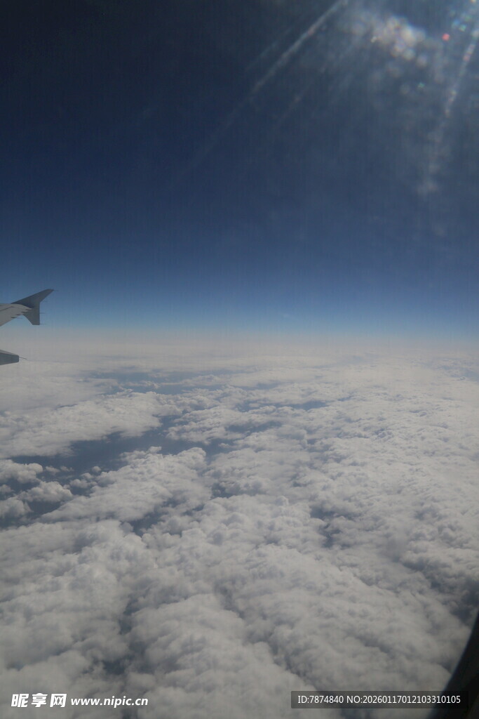 高空俯瞰云海壮丽景观