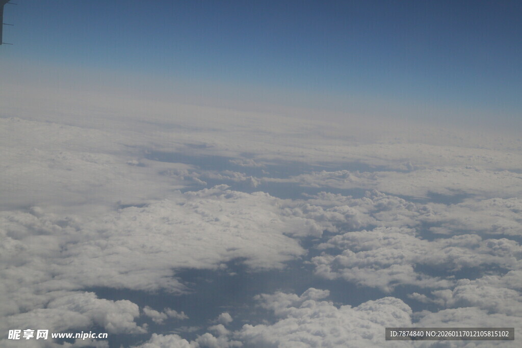 高空俯瞰云海美景