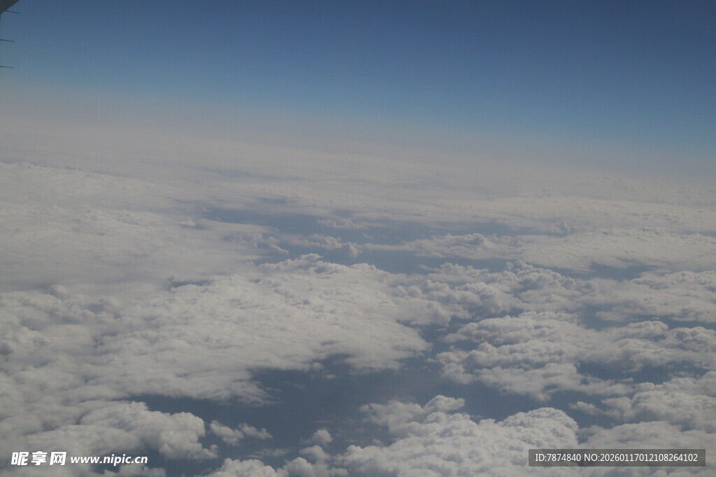 高空俯瞰云海美景