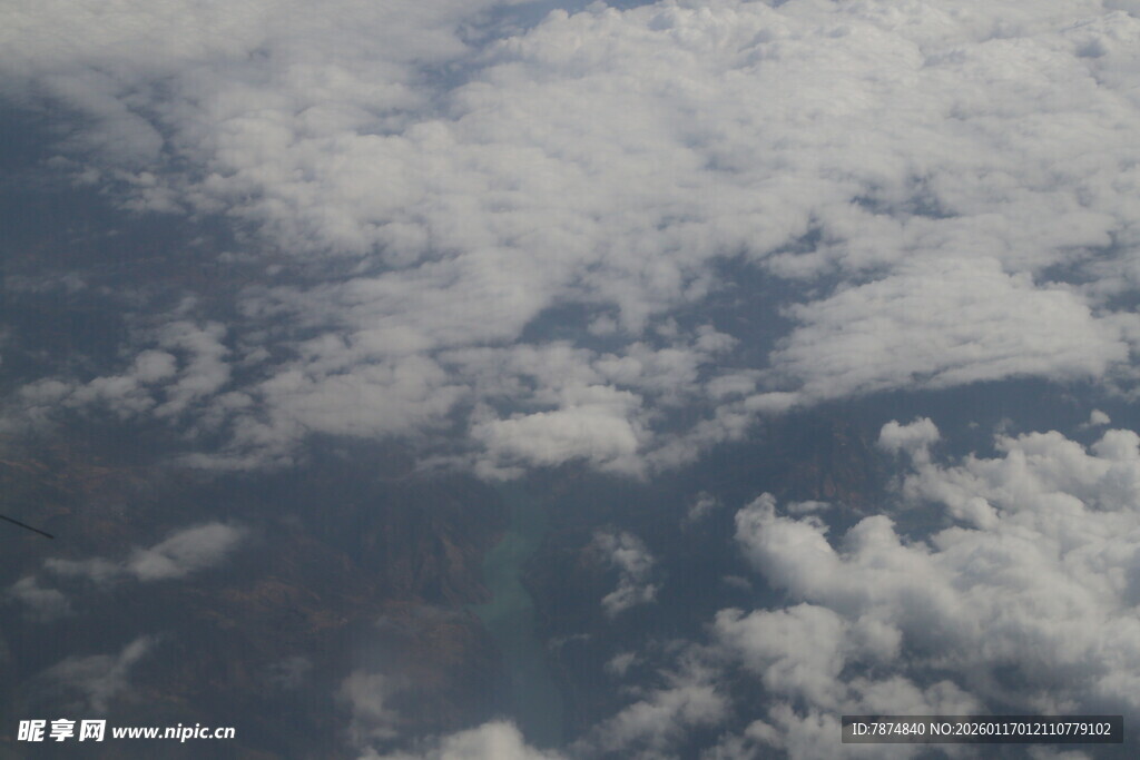 高空视角下的蓬松白云