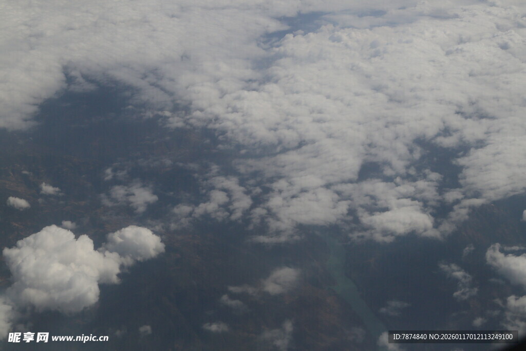 高空俯瞰的壮丽云海