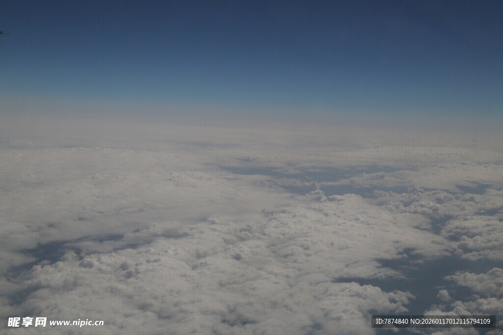 高空俯瞰云海美景