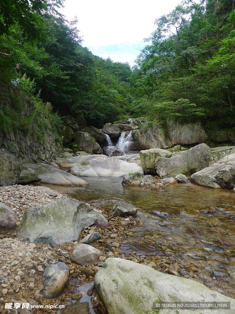 山间溪流瀑布自然美景