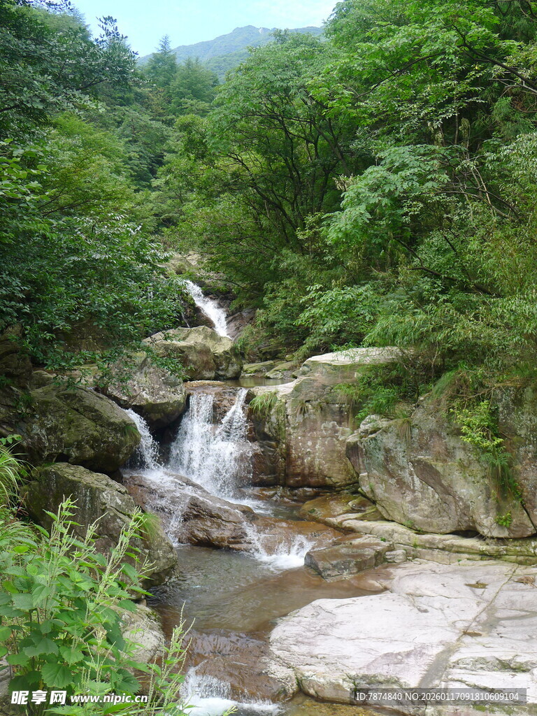 山间溪流瀑布自然美景
