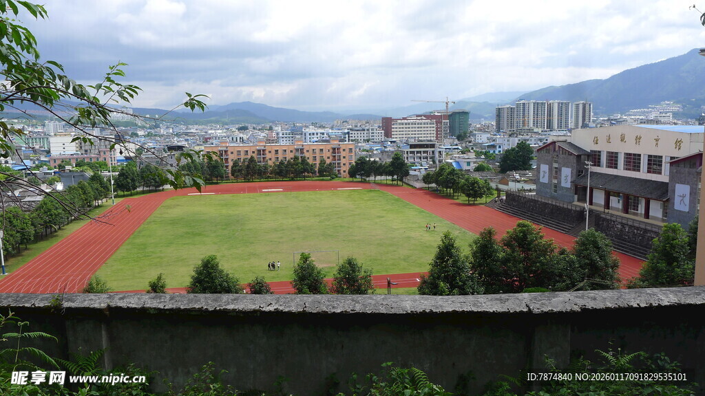 俯瞰校园操场与建筑景观