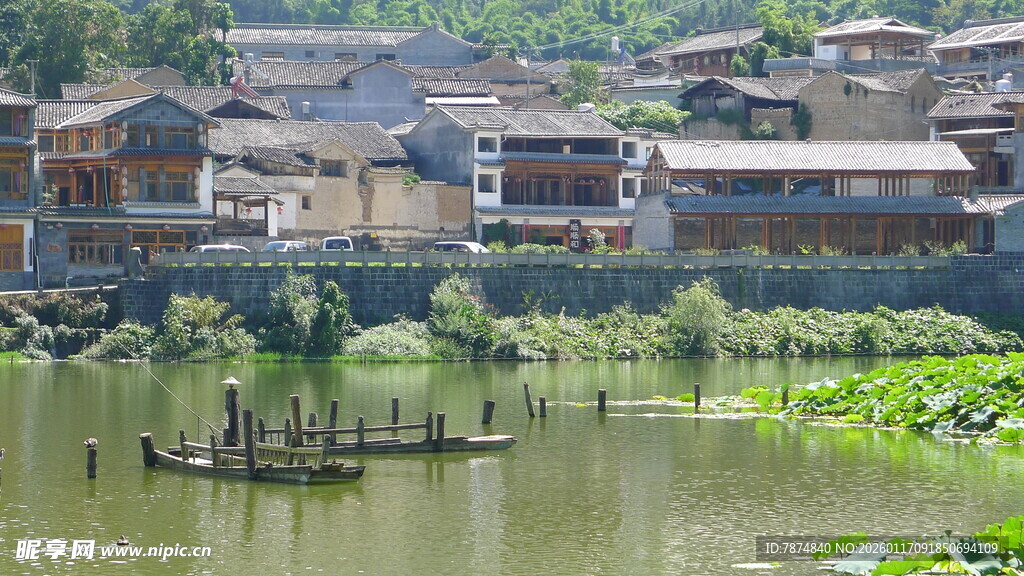 水乡村落 小船静泊于湖面