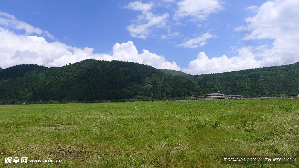 草原青山蓝天白云美景
