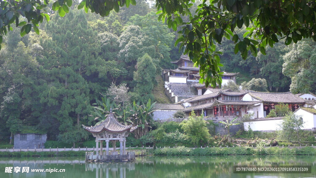 湖畔古建 绿意环绕的景致