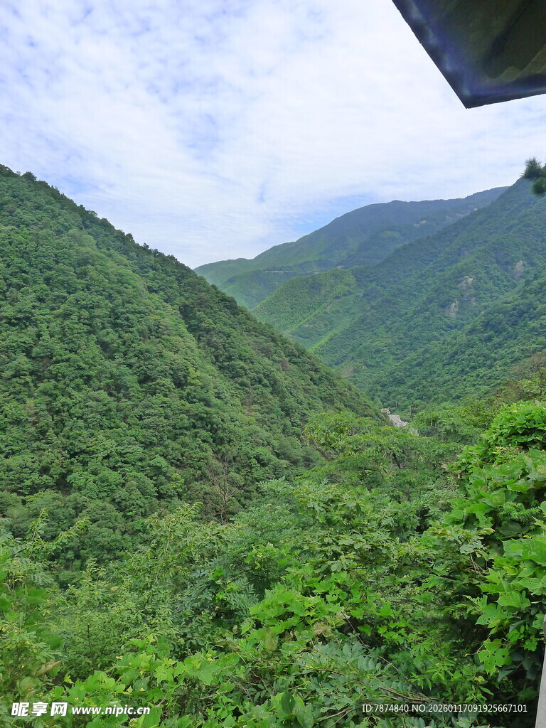 青山绿野间的秀丽风光