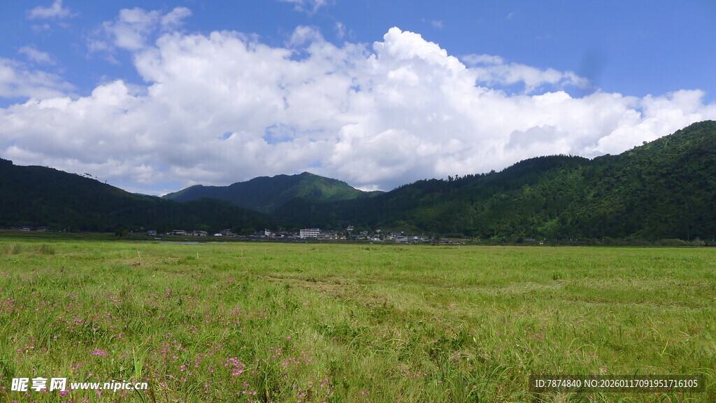 广袤草原与远山蓝天美景