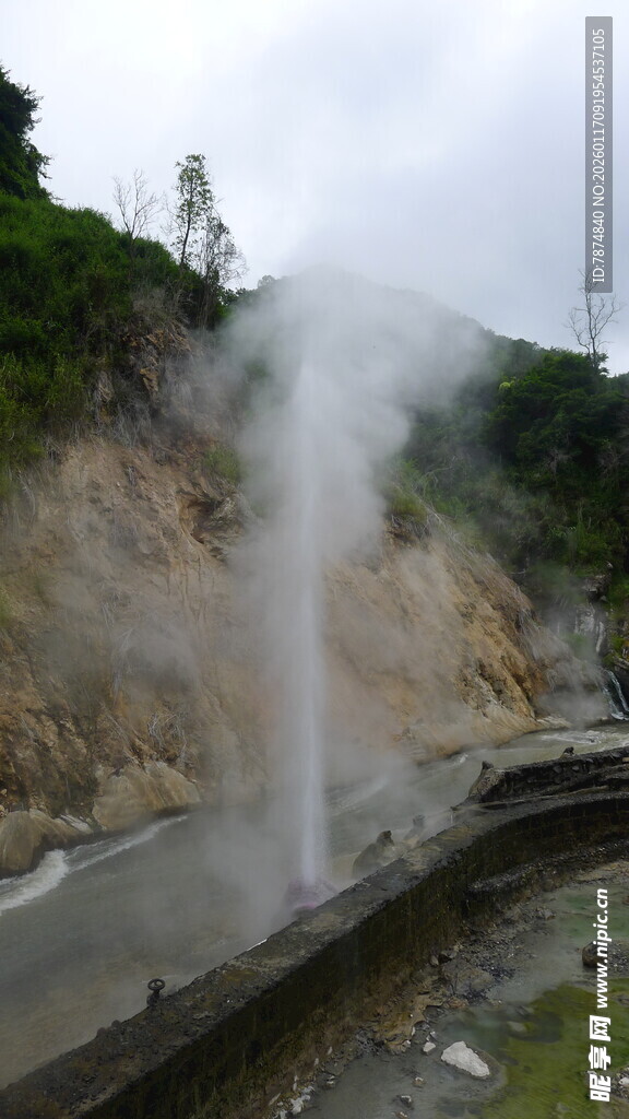 山间喷涌出的热气景观