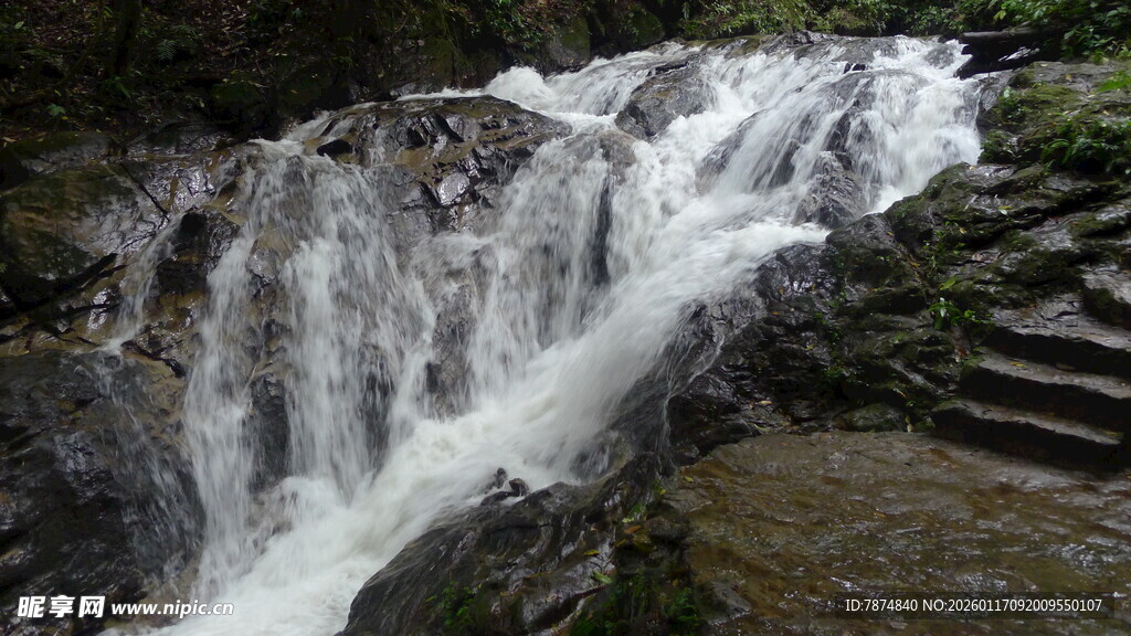 山间瀑布美景