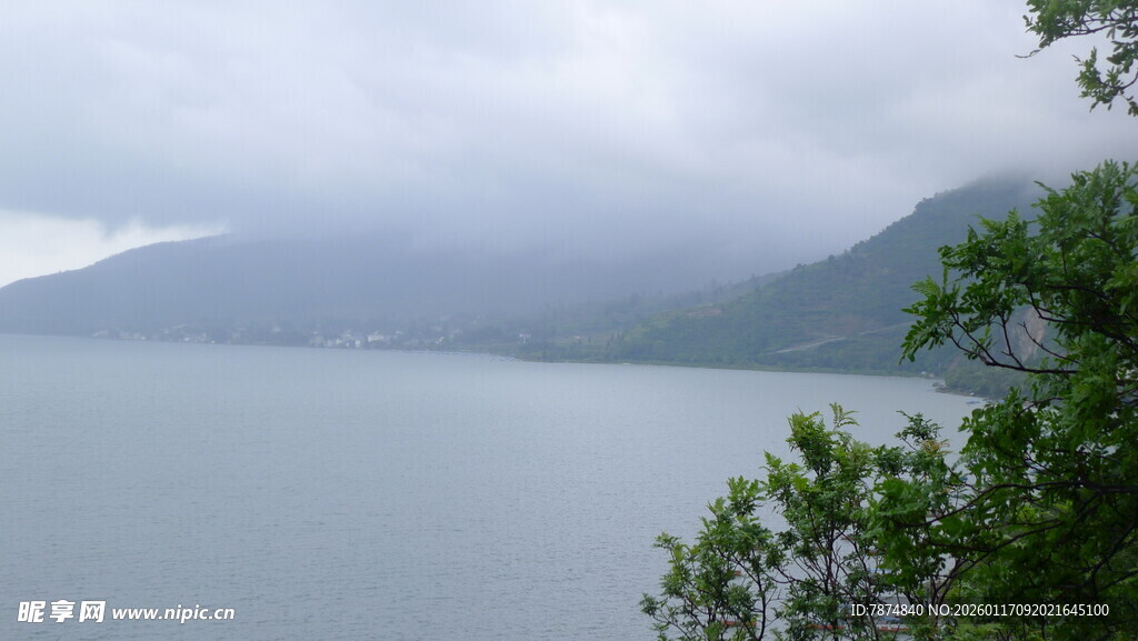 云雾缭绕的山水景致
