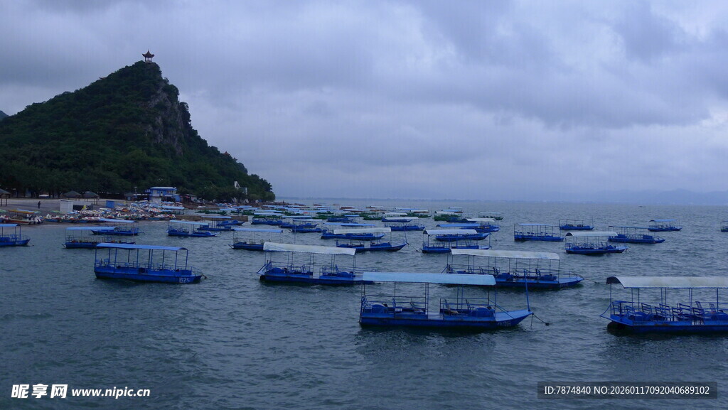 海上蓝色养殖浮排景观