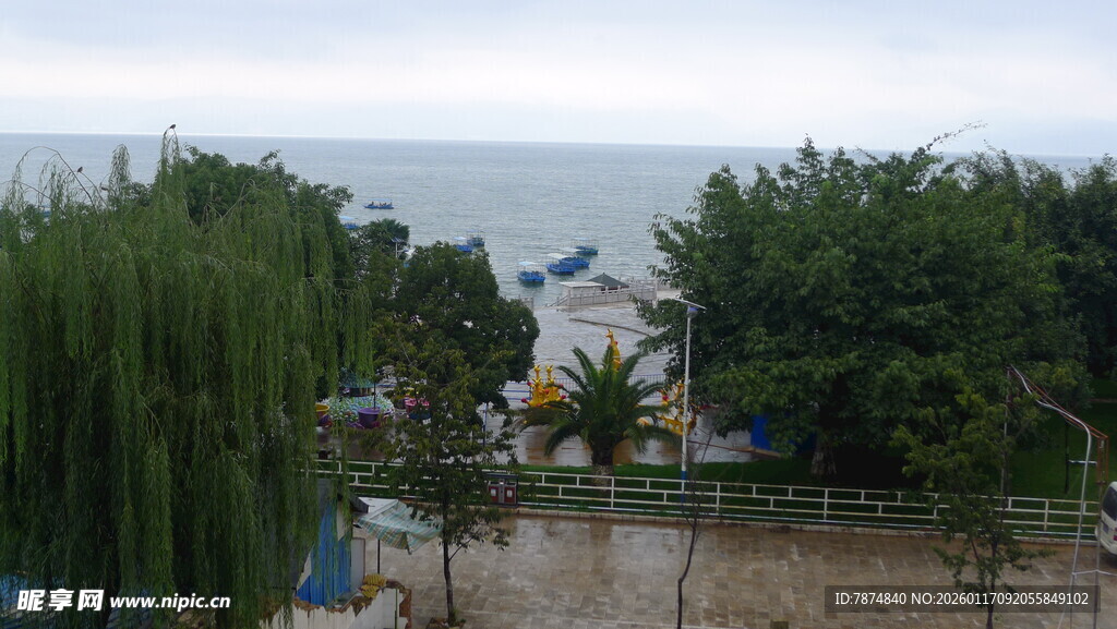 湖畔绿树环绕的多彩小屋