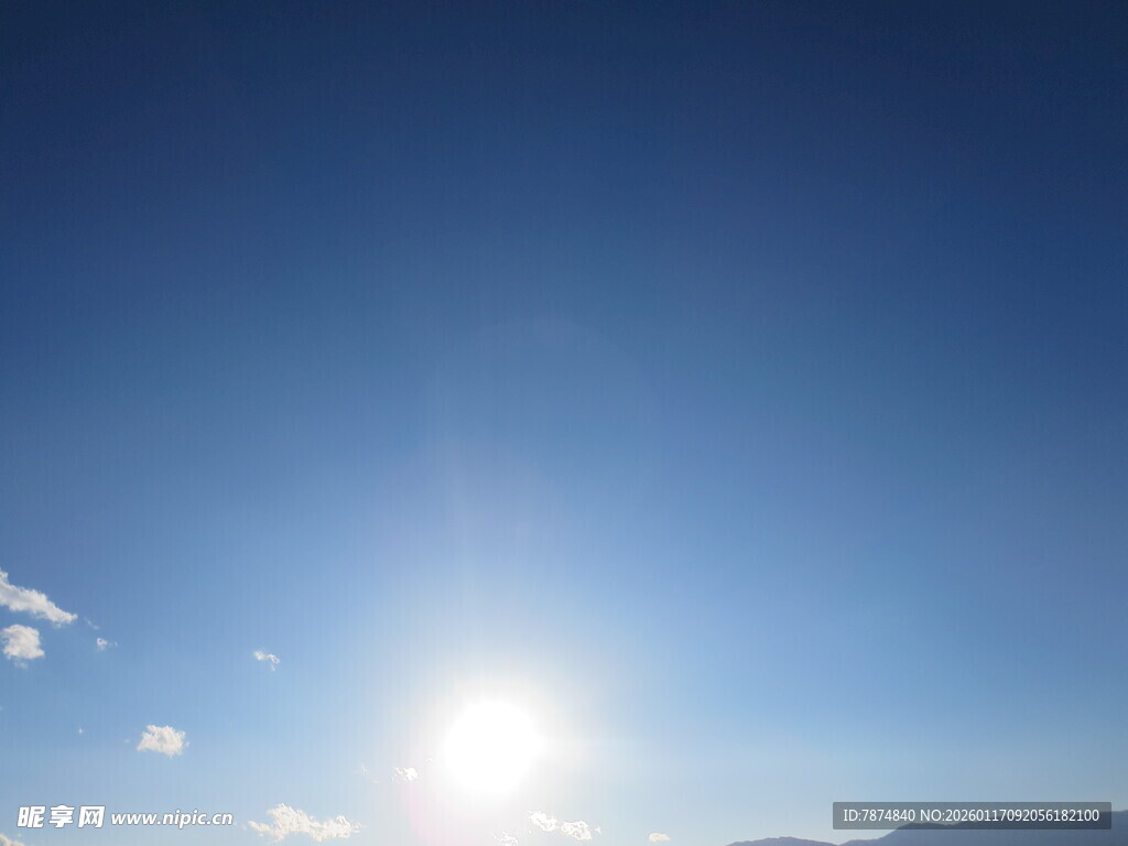 晴朗天空下的耀眼阳光
