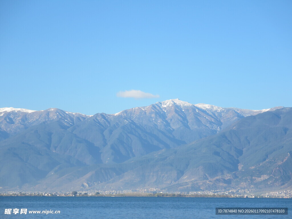 湖畔远山美景
