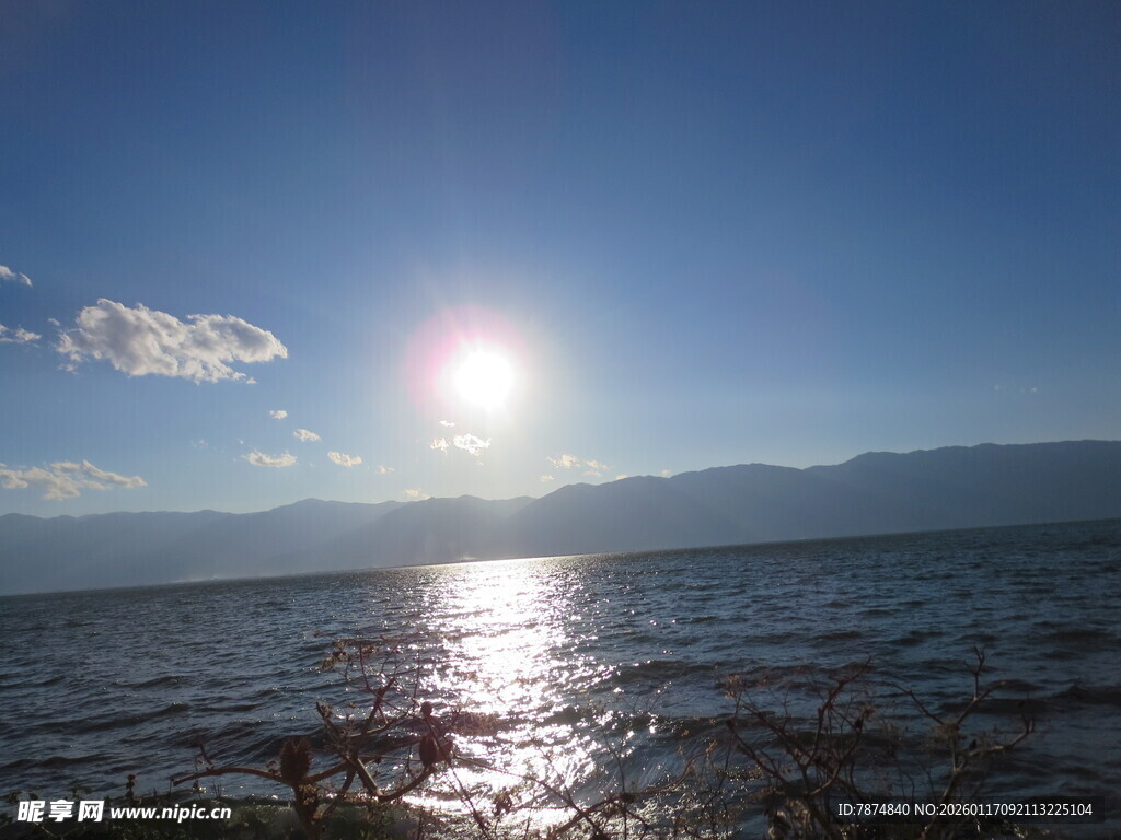 阳光下波光粼粼的广阔湖面
