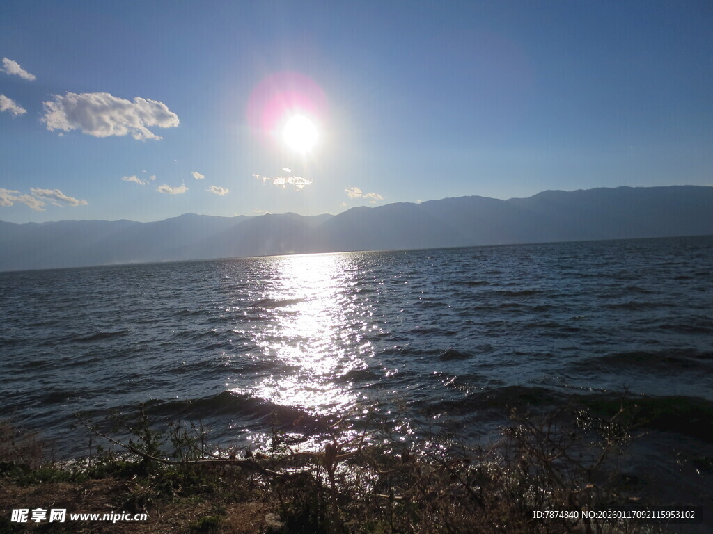 湖畔日出美景