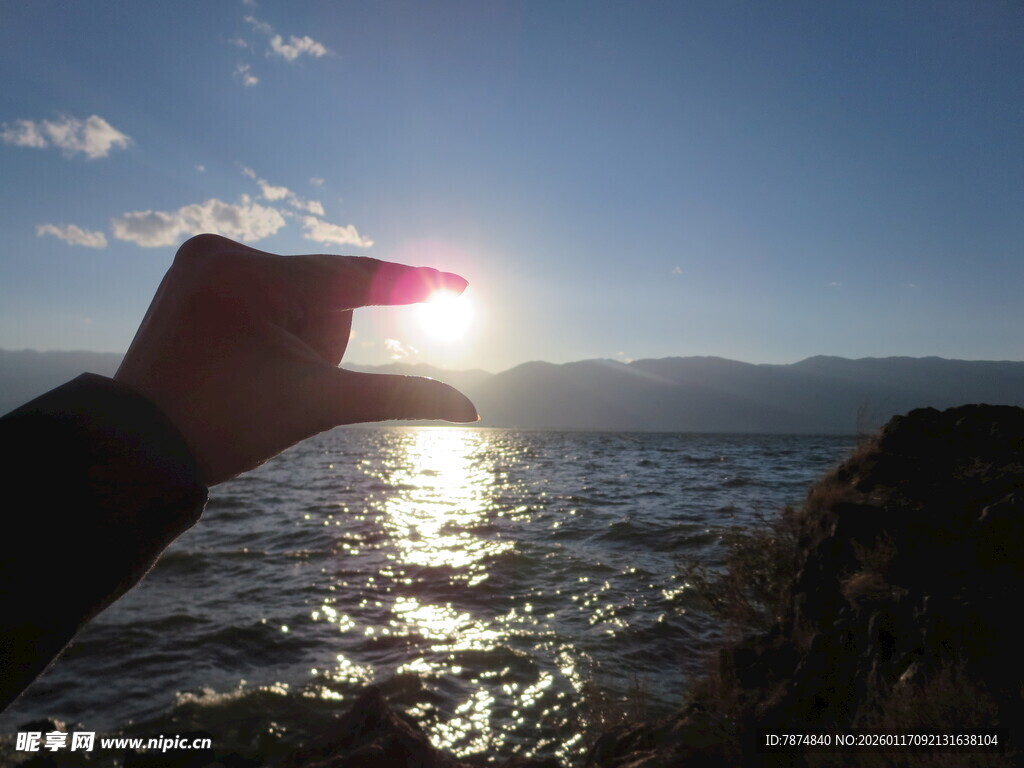 手托海上落日美景