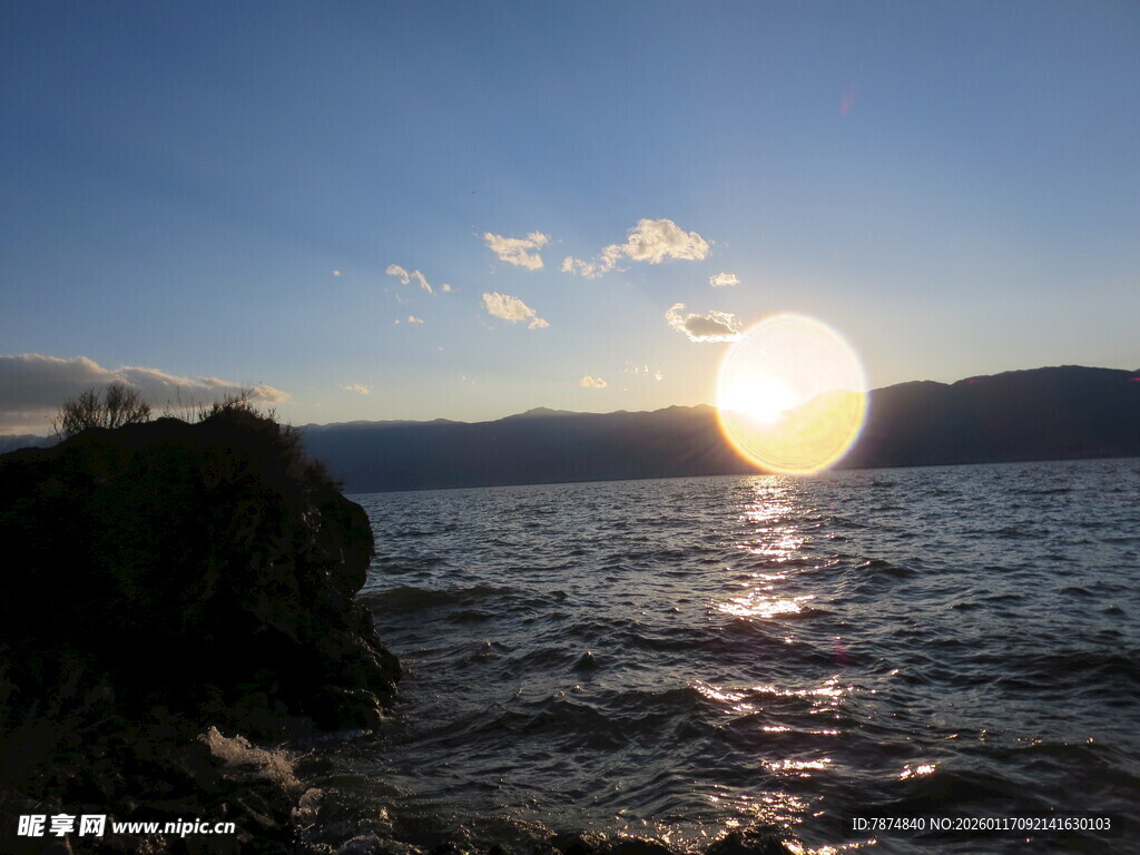 湖畔日落美景