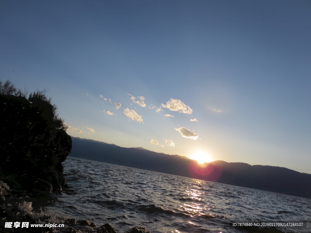 湖畔日落美景