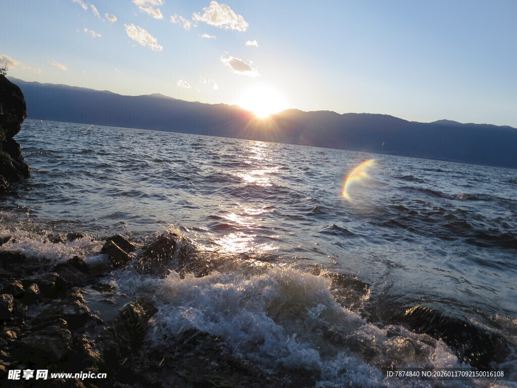 海边日落 海浪轻拍岩石