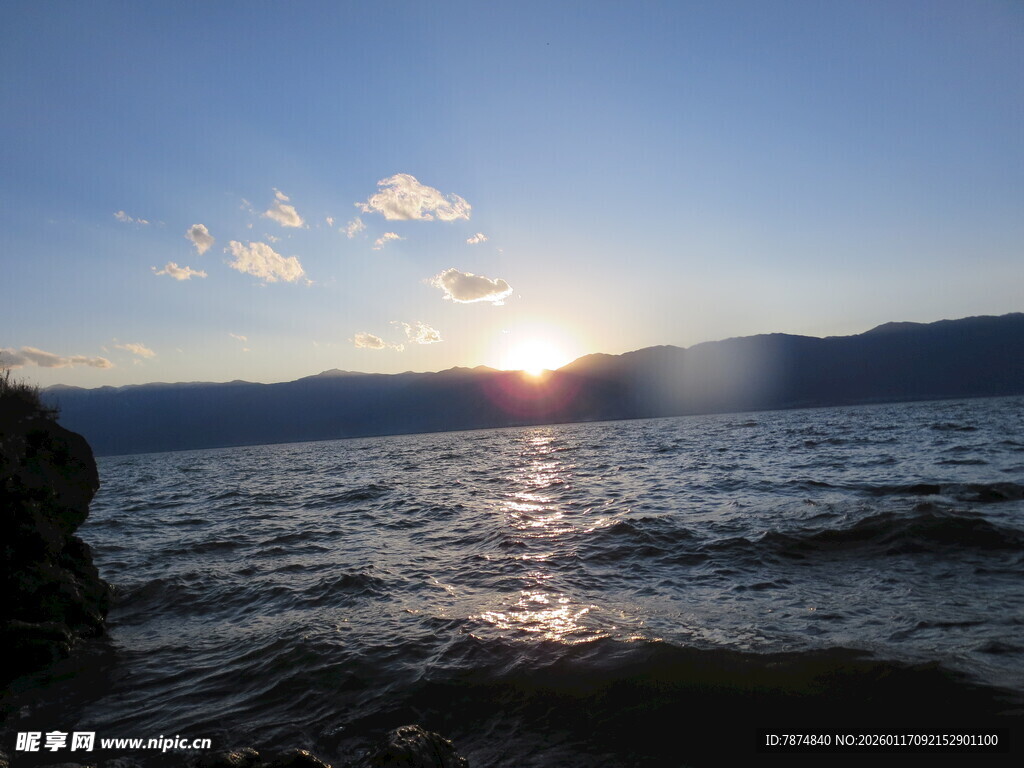 夕阳下的海面美景
