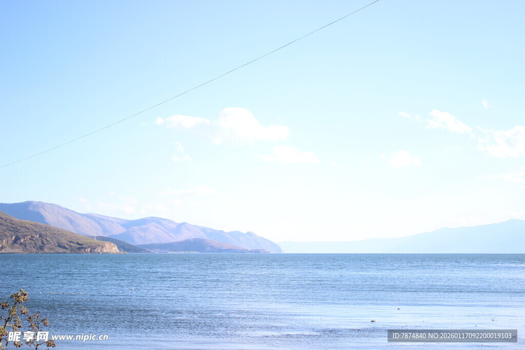 宁静湖畔风光