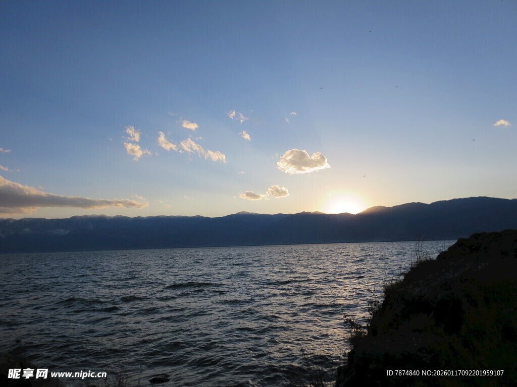 湖畔日落美景